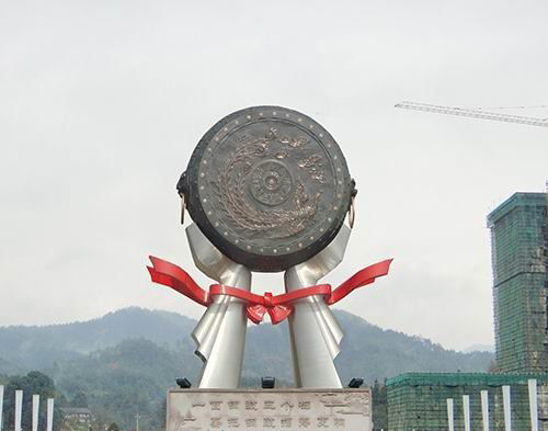 广场不锈钢双手托大鼓雕塑图片