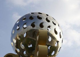 广场不锈钢镂空球造型雕塑