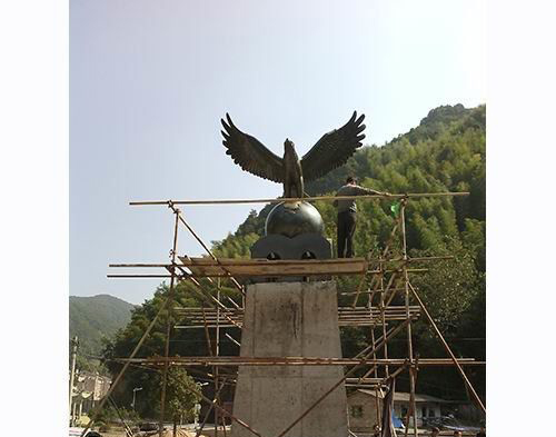 不锈钢老鹰踩地球雕塑图片