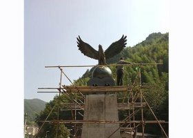 不锈钢老鹰踩地球雕塑