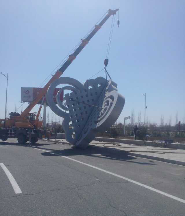 不锈钢抽象中国结造型雕塑图片