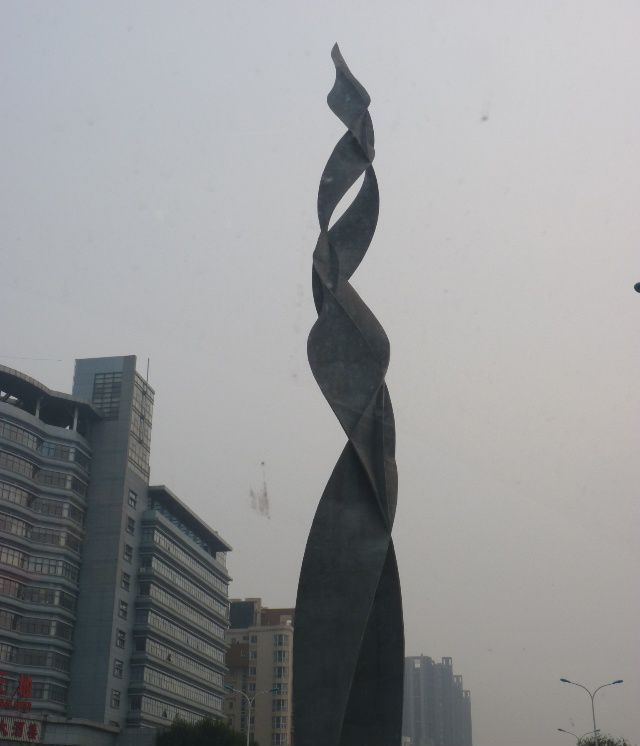 城市不锈钢扭曲缠绕抽象雕塑图片