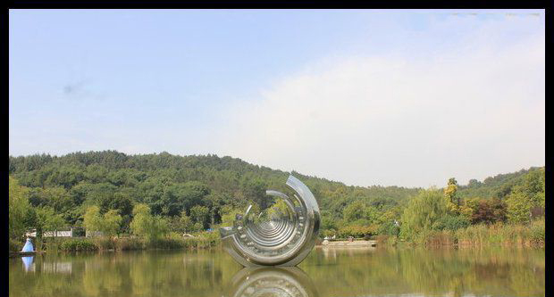 公园不锈钢半圆环景观雕塑图片