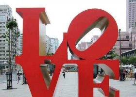 街边不锈钢英文字母雕塑