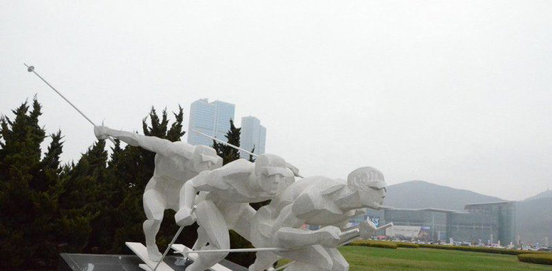不锈钢滑雪的人物广场雕塑图片