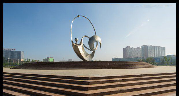 广场不锈钢抽象手拿丝带人物景观雕塑图片