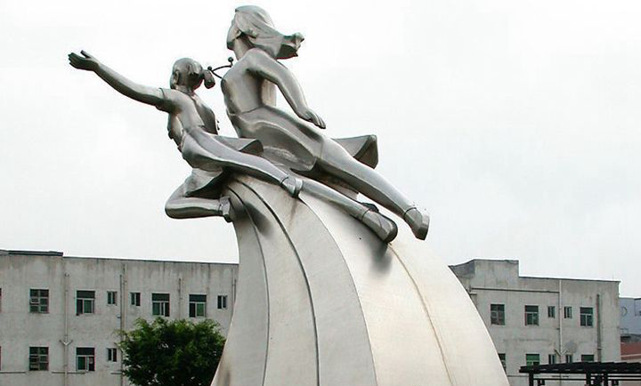 不锈钢奔腾人物雕塑图片