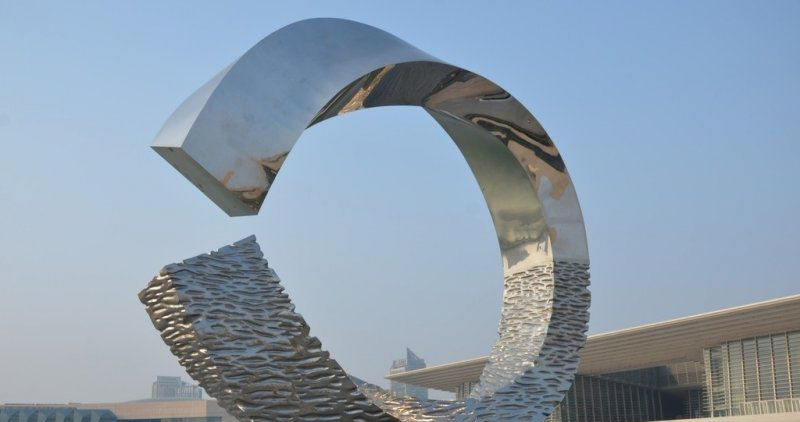 不锈钢抽象圆环广场景观雕塑图片