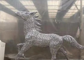 不锈钢镂空创意马雕塑