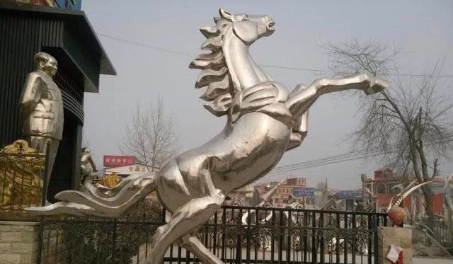 锻造不锈钢马雕塑图片