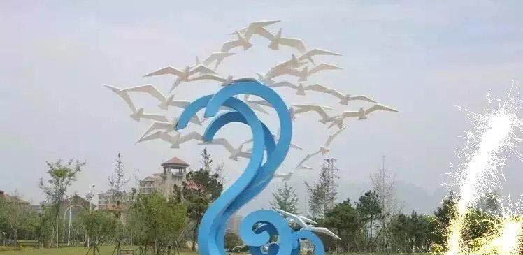 海边不锈钢海浪和海鸥雕塑图片