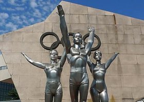 广场不锈钢运动员和五环雕塑