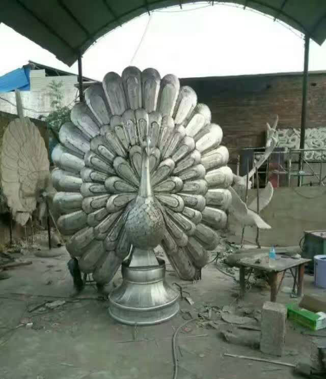 不锈钢烤漆孔雀开屏雕塑图片
