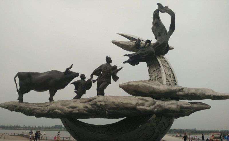 公园景观不锈钢牛郎织女相会雕塑图片