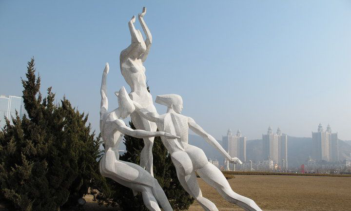 广场不锈钢滑冰的女孩雕塑图片