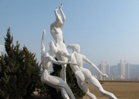 广场不锈钢滑冰的女孩雕塑