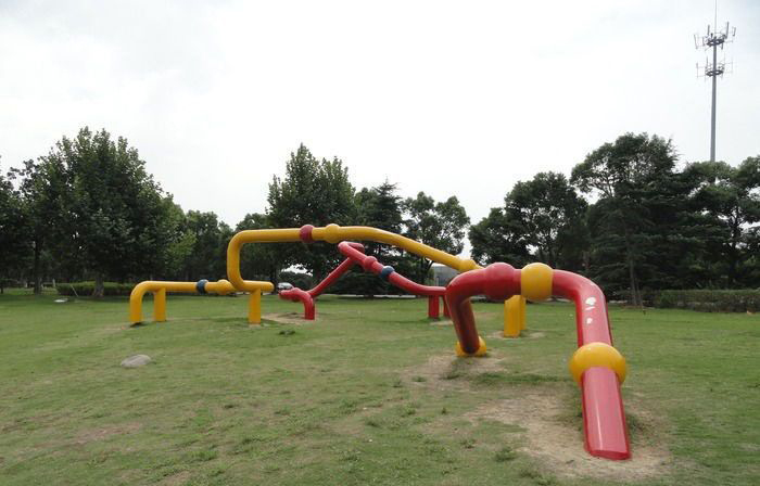 公园不锈钢管道雕塑图片