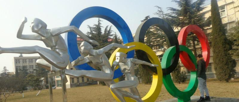 公园不锈钢五环和运动人物雕塑图片
