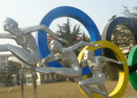 公园不锈钢五环和运动人物雕塑