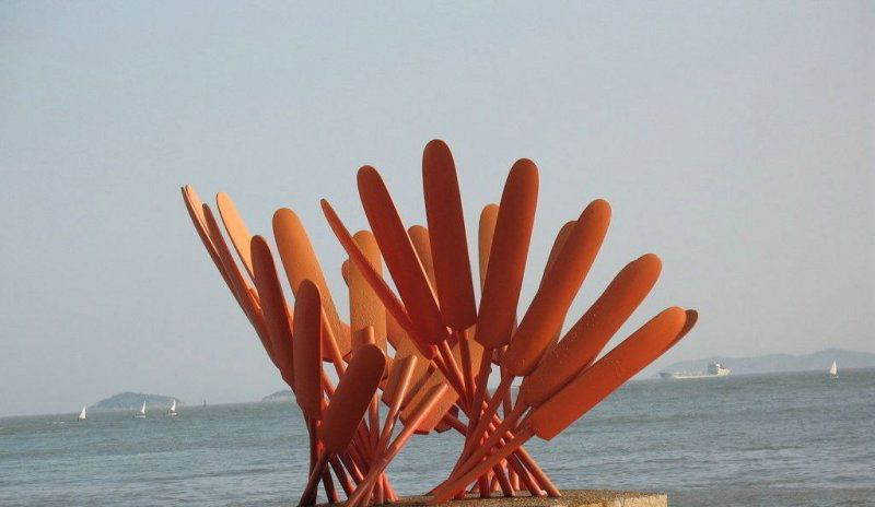 不锈钢抽象船桨海边雕塑图片