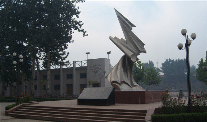 校园飞翔不锈钢雕塑 图片