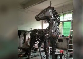 不锈钢马雕塑