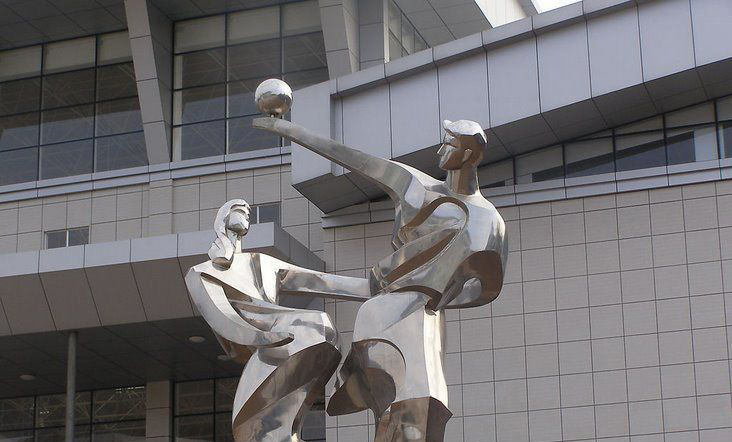 广场不锈钢艺术体操人物雕塑图片