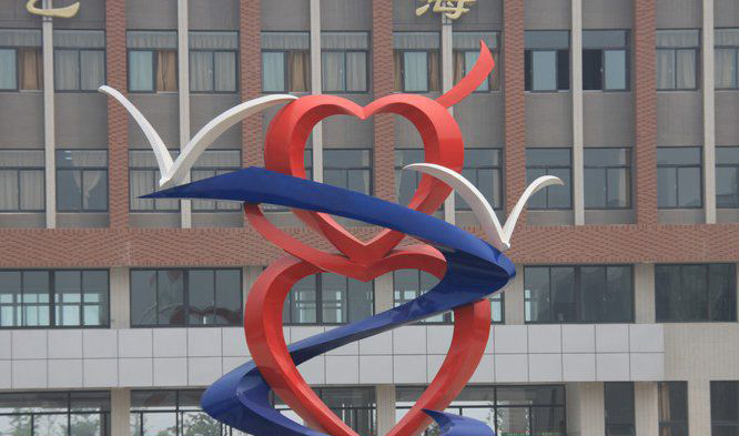 不锈钢爱心企业标志雕塑图片
