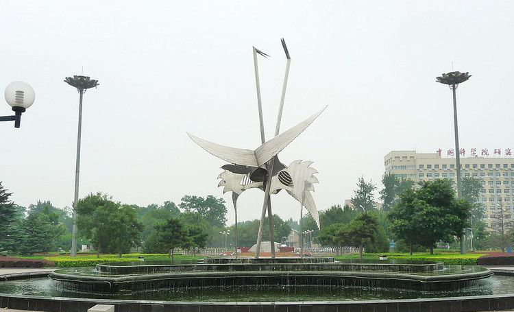 广场大型不锈钢抽象仙鹤雕塑图片