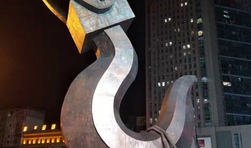不锈钢起重机挂钩广场雕塑图片