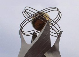 大型广场不锈钢双手托球雕塑