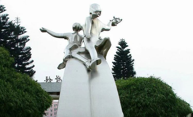 不锈钢希望校园景观雕塑图片