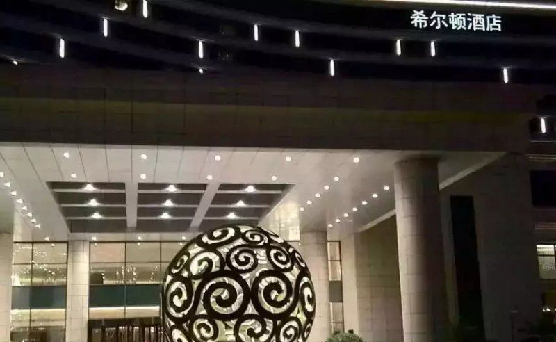 酒店不锈钢透光镂空球雕塑图片