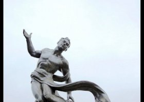 不锈钢站在浪花上的男人公园雕塑