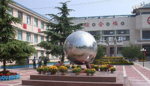校园不锈钢圆球雕塑图片