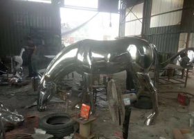 公园不锈钢低头吃草的马雕塑