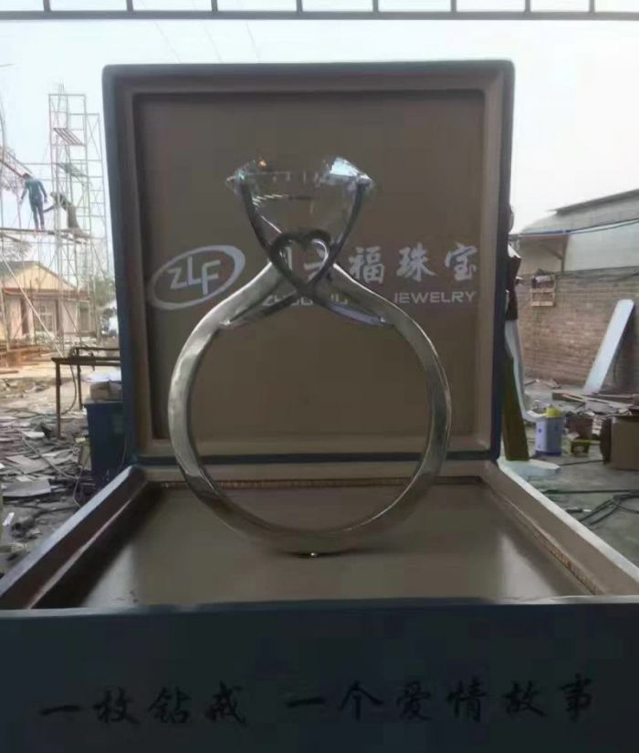 公园不锈钢钻戒雕塑图片