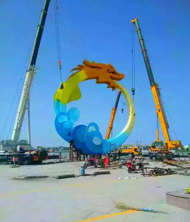 不锈钢彩色景观装饰雕塑图片