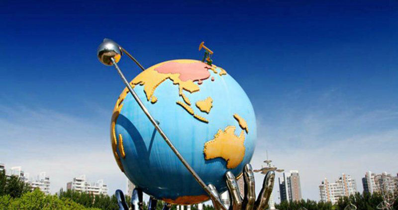 不锈钢手捧地球雕塑图片
