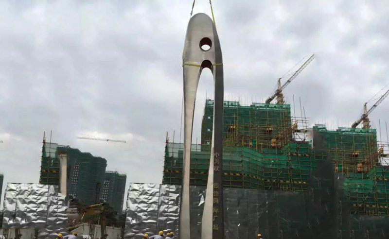 广场不锈钢抽象雕塑图片