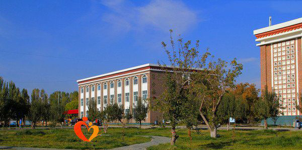 公园不锈钢母子牵手雕塑图片