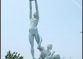 公园不锈钢打篮球的人物雕塑