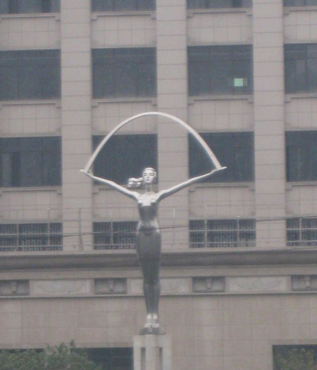校园不锈钢女孩雕塑图片