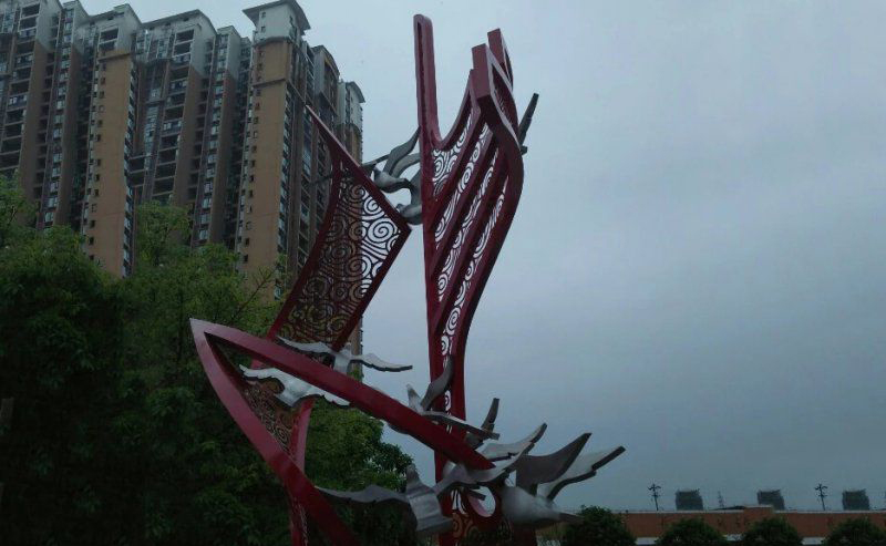 城市写字楼不锈钢雕塑图片