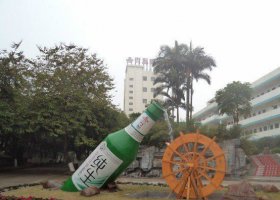 不锈钢酒瓶雕塑