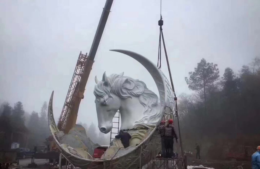 不锈钢月亮和马雕塑图片