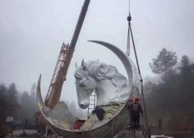 不锈钢月亮和马雕塑