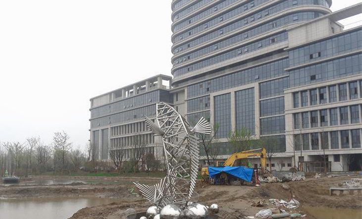 企业水塘边不锈钢雕塑图片
