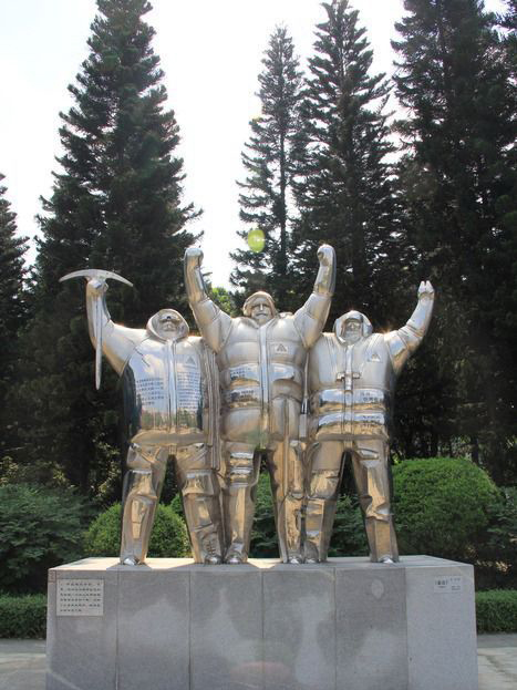 公园不锈钢登山人物雕塑图片