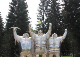 公园不锈钢登山人物雕塑